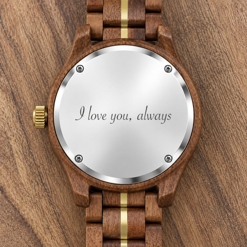 Dos en acier poli de la montre Windsor avec quatre vis et un exemple de message gravé en écriture cursive